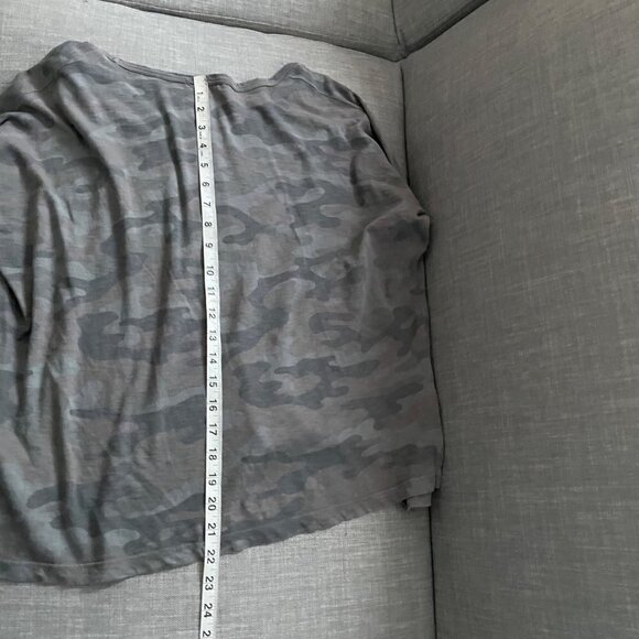 Sundry Gray Camouflage Long Sleeve V-Neck Shirt Size 1 Womens Small Pima Cotton - Picture 7 of 7